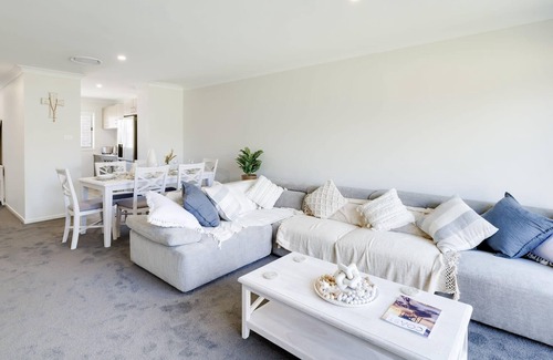 Charmhaven House | Stylish, Modern 3BR Charmhaven Getaway