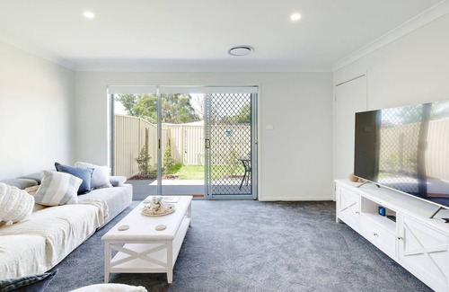 Charmhaven House | Stylish, Modern 3BR Charmhaven Getaway