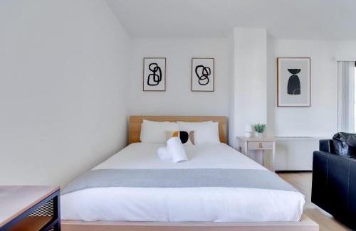 Court House Apartment | Stylish Modern And Comfy Studio w View Park