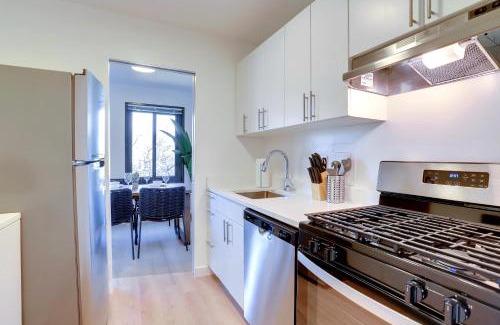 Court House Apartment | Stylish Modern And Comfy Studio w View Park