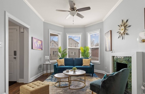 Woodlawn Apartment | Stylish | Modern Design | Windy City Retreat