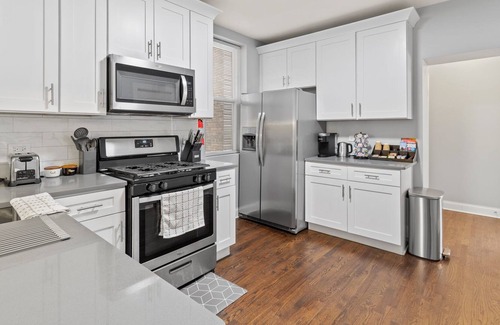 Woodlawn Apartment | Stylish | Modern Design | Windy City Retreat