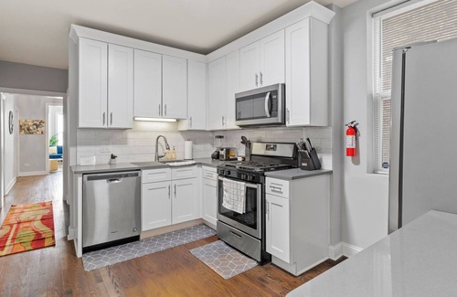Woodlawn Apartment | Stylish | Modern Design | Windy City Retreat