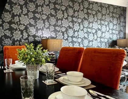North Glasgow Apartment | Stylish Modern Flat with Juliet Balcony & Parking