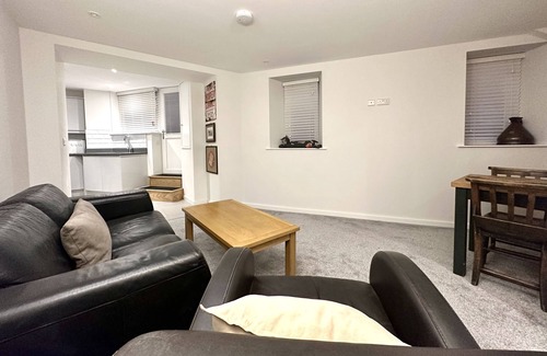 Midsomer Norton Apartment | Stylish modern apartment in Midsomer Norton high st!