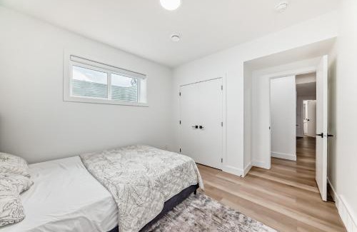 Northeast Edmonton Apartment | Stylish - Modern - Lux Suite - 2 Min to Henday - Netflix - Free Wi-Fi - CCTV - Parking
