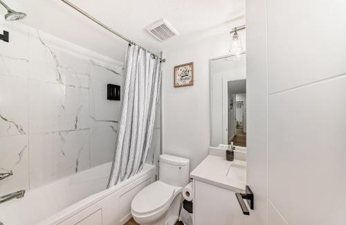 Northeast Edmonton Apartment | Stylish - Modern - Lux Suite - 2 Min to Henday - Netflix - Free Wi-Fi - CCTV - Parking
