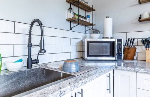 Prince George House | Stylish & Modern room w/ WiFI