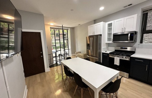 Rush and Division Apartment | Stylish & Modern Stay in Gold Coast, Chicago – 2 Stunning Units!
