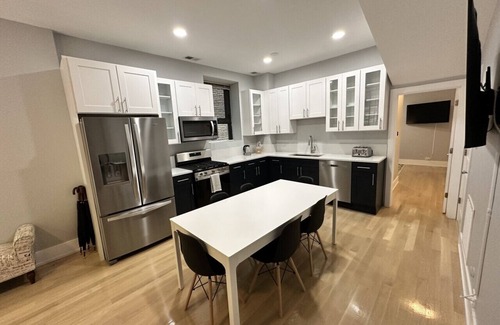 Rush and Division Apartment | Stylish & Modern Stay in Gold Coast, Chicago – 2 Stunning Units!