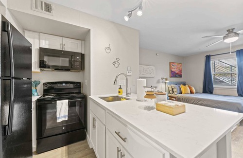 Greystone Center Apartment | Stylish modern studio close to Downtown and Domain