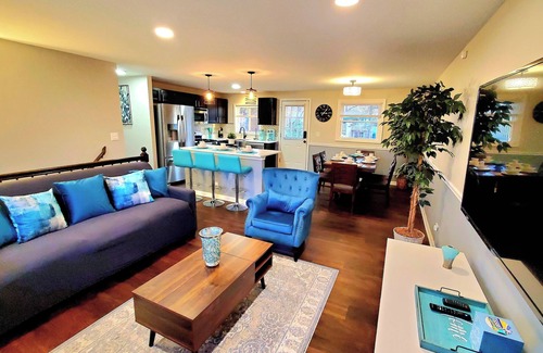 Wasco House | Stylish Modern Two Level 4BR Home Open Kitchen Big Yard & Deck Schaumburg O'Hare