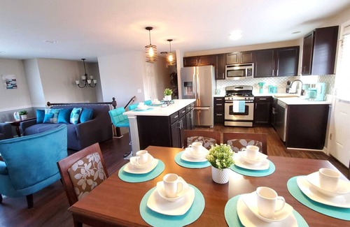 Wasco House | Stylish Modern Two Level 4BR Home Open Kitchen Big Yard & Deck Schaumburg O'Hare