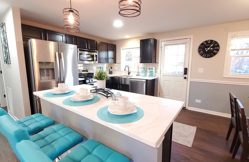 Wasco House | Stylish Modern Two Level 4BR Home Open Kitchen Big Yard & Deck Schaumburg O'Hare