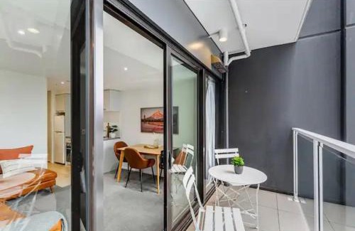 Auckland Central Business District Apartment | Stylish Modern Unit w Balcony and Pool Zodiak Stays