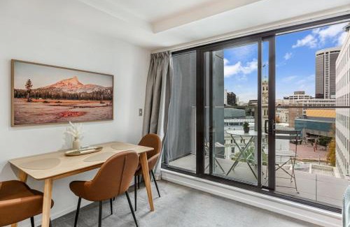 Auckland Central Business District Apartment | Stylish Modern Unit w Balcony and Pool Zodiak Stays