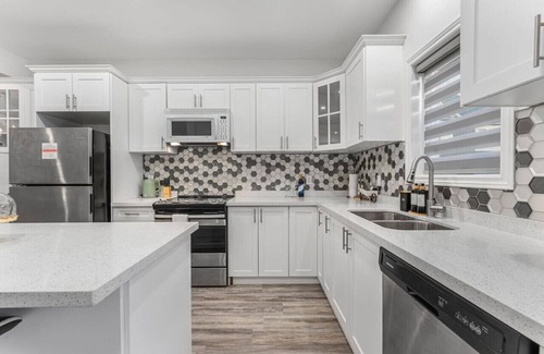 Niagara Falls Apartment | Stylish *NEW* 2BR Suite| 2.5Baths | Close to Falls