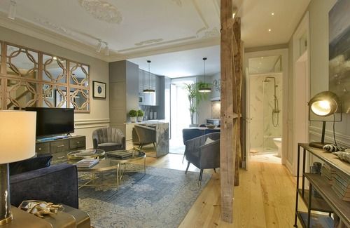 Alfama Apartment | STYLISH NEW APARTMENT RICE