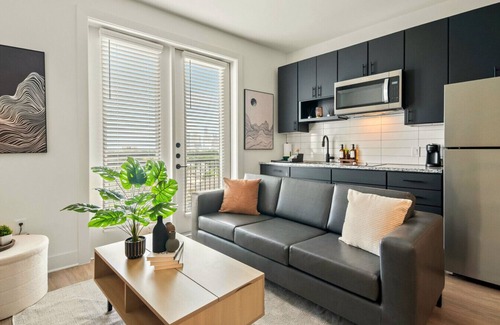 Neartown Condo | Stylish New Studio DT | Pool, Gym & Rooftop Lounge