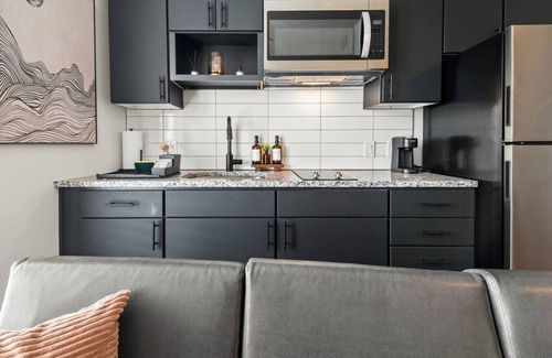 Neartown Condo | Stylish New Studio DT | Pool, Gym & Rooftop Lounge