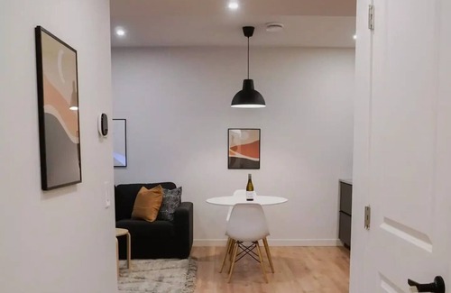 Cochrane House | Stylish New Suite next door to the Rockies