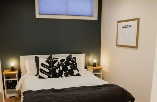 Cochrane House | Stylish New Suite next door to the Rockies