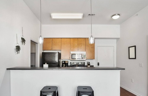 North Loop Apartment | Stylish North Lamar Gem for a Group + Free Parking