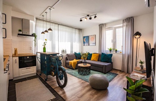 Csarnok negyed Apartment | Stylish Oasis Central Apartment with AC and Parking