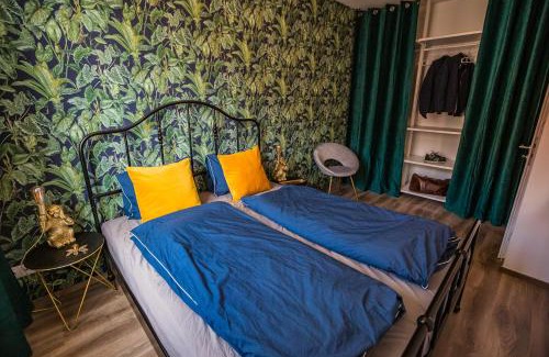 Csarnok negyed Apartment | Stylish Oasis Central Apartment with AC and Parking
