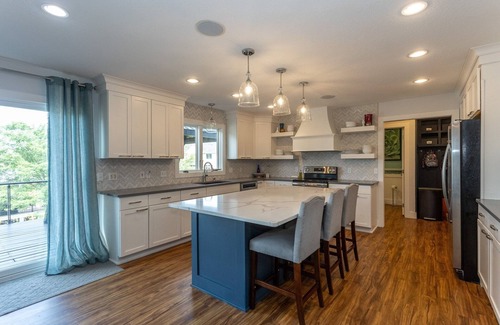 Waukee House | Stylish Oasis For Unforgettable Getaways 5 Bedroom Home by RedAwning
