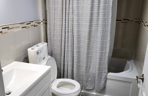 Brampton Apartment | Stylish Oasis in a Central Location, just 15minutes from Toronto Pearson Airport