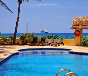 Majahual Apartment | STYLISH OCEANFRONT CONDO with POOL
