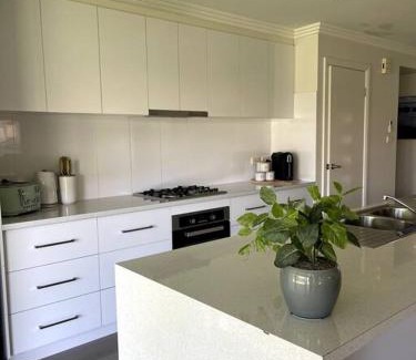 Boorooma House | Stylish Open Plan Retreat