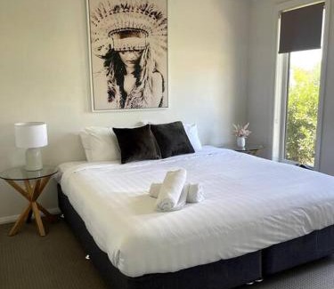 Boorooma House | Stylish Open Plan Retreat