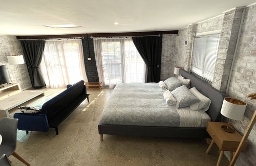 Green Point Apartment | Stylish pet friendly studio minutes to lake and beach