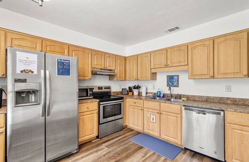 Gainesville House | Stylish Pool Home w/Grill by GNV's Best Dining!