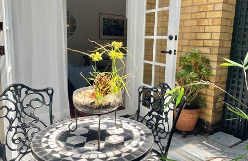 Brighton Apartment | Stylish Private Studio, Close to Beach, WIFI, Parking