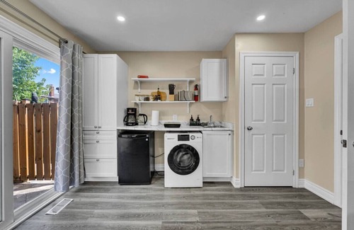 The Peanut Apartment | Stylish & Pvt. 1 BR & Bath Apt w/Free Parking