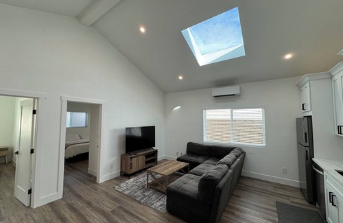 Pleasant Hill Condo | Stylish & Relaxing Gem: Downtown ~ NewnEntire 2BD guesthouse in Pleasant Hilln