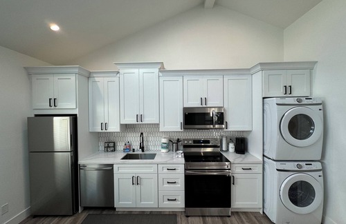 Pleasant Hill Condo | Stylish & Relaxing Gem: Downtown ~ NewnEntire 2BD guesthouse in Pleasant Hilln