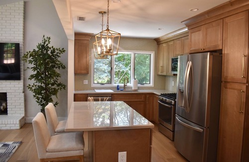 Troy House | Stylish Renovated Ranch, 4 Bed/3.5 Bath, North Troy in Private Cul-de-Sac
