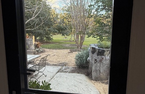 Tinbeerwah Cabin | Stylish Retreat amongst paddocks and rain forest; only 20 minutes to Noosa