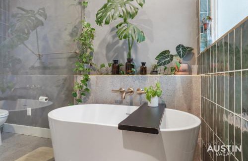 Holly House | Stylish Retreat w Outdoor Oasis in Heart of Austin