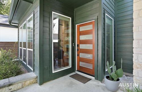 Holly House | Stylish Retreat w Outdoor Oasis in Heart of Austin