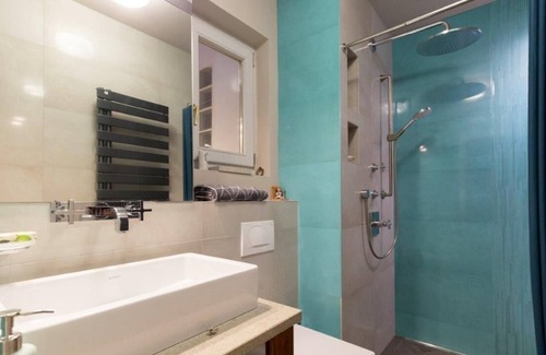 Belso-Ferencvaros Apartment | Stylish Revamped Flat with Aircon near River, Centre