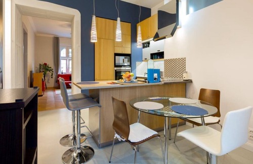 Belso-Ferencvaros Apartment | Stylish Revamped Flat with Aircon near River, Centre