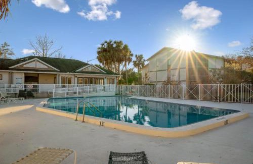 Gainesville House | Stylish Sanctuary King Beds Upscale Condo