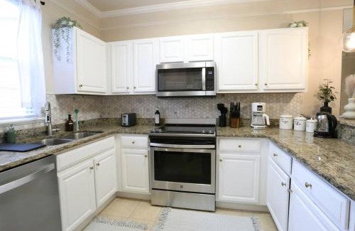 Gainesville House | Stylish Sanctuary King Beds Upscale Condo