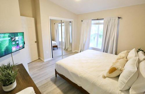Gainesville House | Stylish Sanctuary King Beds Upscale Condo