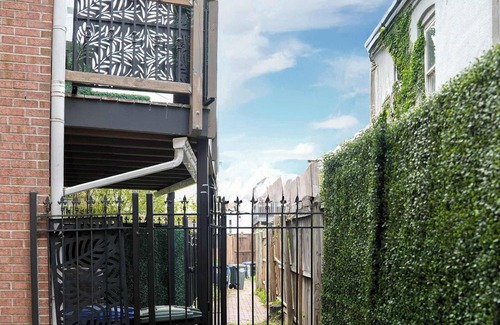 Shaw Apartment | Stylish Shaw Oasis – Modern, Bright & Sleeps 6